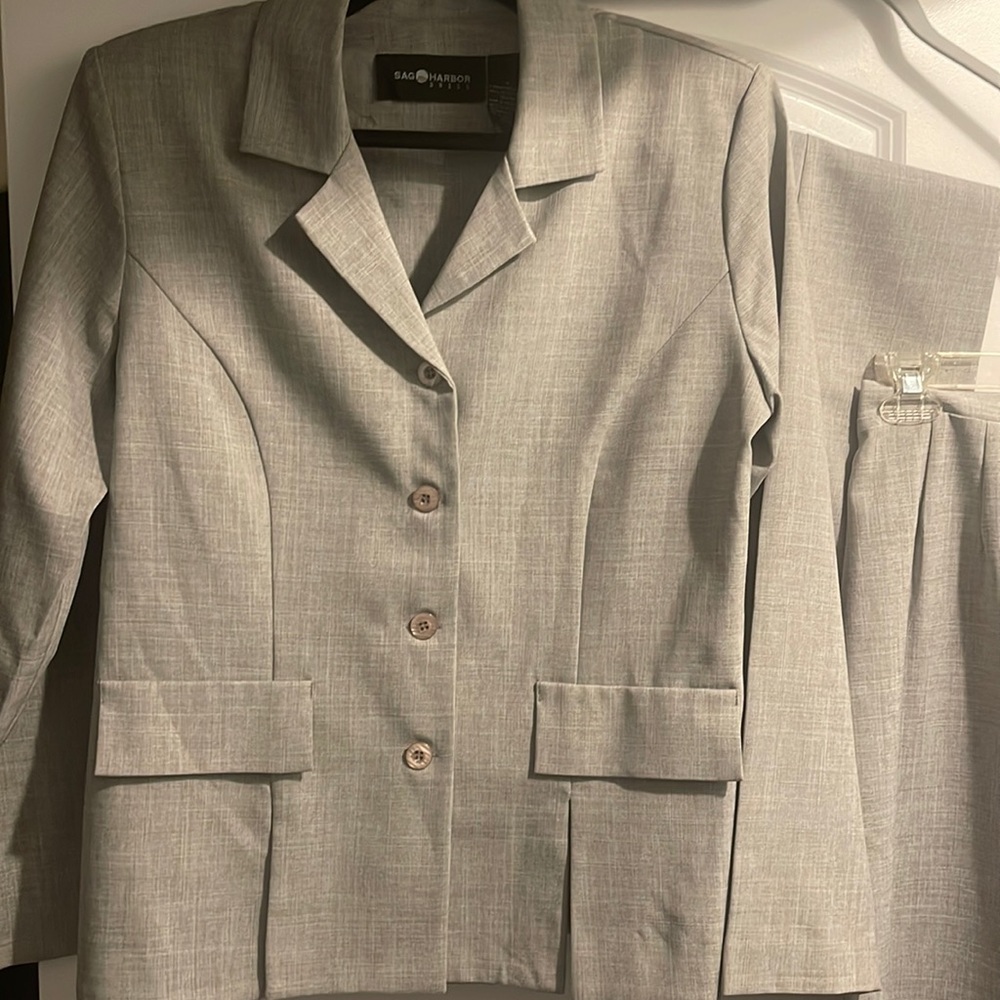 Ladies Gray 3 piece suit.Jacket, pants and skirt.  Size 10. Sag Harbor